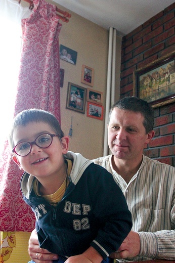  Sebastian Jabłoński z synkiem Benedyktem, dla którego codziennie stara się znaleźć jak najwięcej czasu. To priorytet
