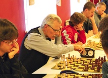  Przy szachownicy sam Marek Niedźwiecki (drugi z lewej) 