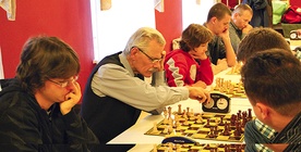  Przy szachownicy sam Marek Niedźwiecki (drugi z lewej) 