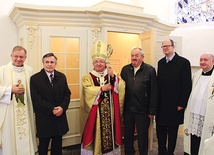 Abp Sławoj Leszek Głódź i Paweł Adamowicz, prezydent Gdańska, z władzami oblatów i twórcami  nowego konfesjonału