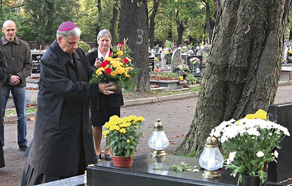  Bp Jan Kopiec modlił się  i złożył kwiaty na grobie  ks. Wacława Schenka