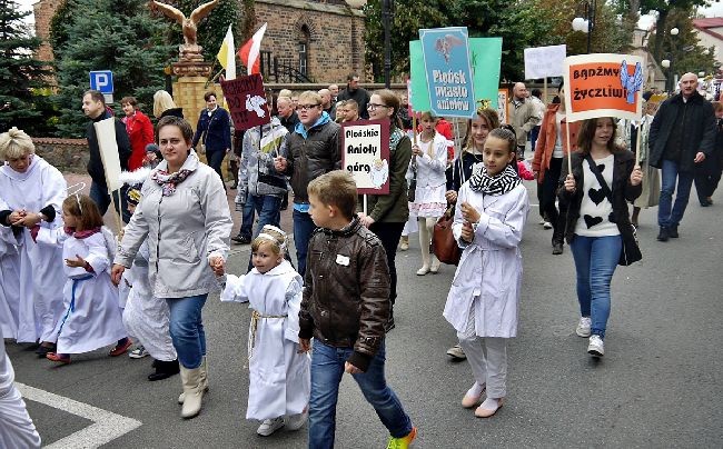 Parada aniołów przeszła ul. Płocką na płoński rynek