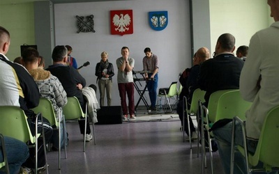 Koncert zespołu Brzoska i Gawroński w łowickim więzieniu