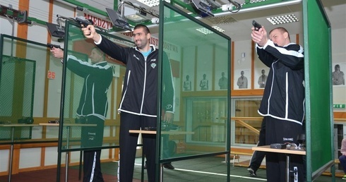 Na strzelnicy i na parkiecie