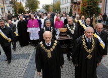 W procesji z relikwiami św. Kazimierza centralnym deptakiem Radomia przeszli przedstawiciele praktycznie całej społeczności