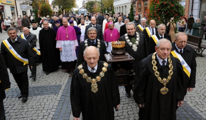 W procesji z relikwiami św. Kazimierza centralnym deptakiem Radomia przeszli przedstawiciele praktycznie całej społeczności