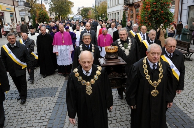 W procesji z relikwiami św. Kazimierza centralnym deptakiem Radomia przeszli przedstawiciele praktycznie całej społeczności
