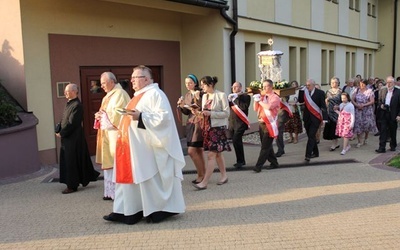 Członkowie stowarzyszenia i goście w procesji z relikwiami patrona 