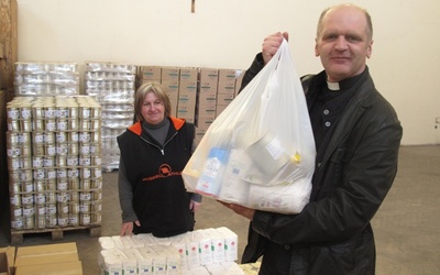 Podobne paczki trafiają do organizacji, które na co dzień zajmują się dożywianiem dzieci. Na zdjęciu ks. Grzegorz Wójcik, dyrektor Caritas Diecezji Radomskiej. 