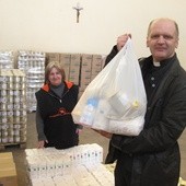 Podobne paczki trafiają do organizacji, które na co dzień zajmują się dożywianiem dzieci. Na zdjęciu ks. Grzegorz Wójcik, dyrektor Caritas Diecezji Radomskiej. 