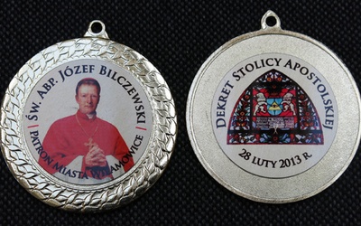Specjalny medal upamiętnia patrona św. Jóżefa Bilczewskiego.
