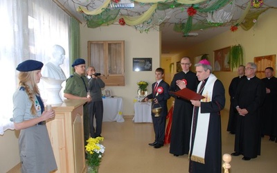Biskup poświęcił popiersie bł. Jana Pawła II