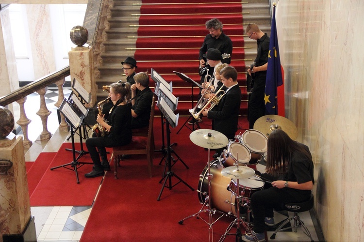 Finał konkursu krasomówczego - złożenie kwiatów i koncert