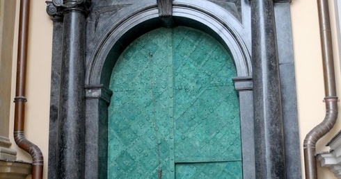 Zielone drzwi katedry