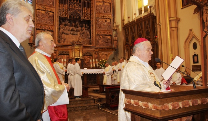 Na prośbę burmistrza Mariana Treli dekret Stolicy Apostolskiej odczytał bp Tadeusz Rakoczy