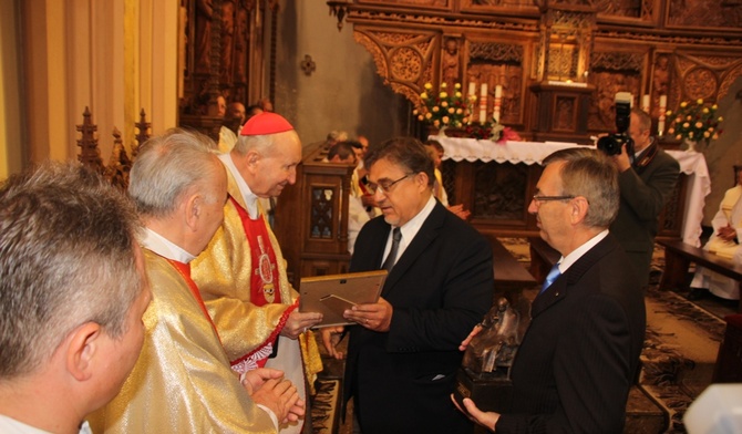 Kard. Marian Jaworski otrzymał w Wilamowicach statuetkę "Patrimonium Crucis"