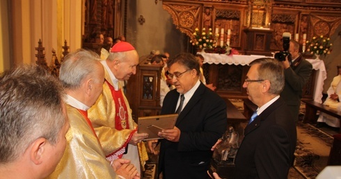 Kard. Marian Jaworski otrzymał w Wilamowicach statuetkę "Patrimonium Crucis"