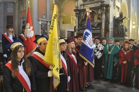 W diecezjalnej inauguracji roku akademickiego w katedrze wzięły udział delegacje i poczty sztandarowe uczelni wyższych północnego Mazowsza