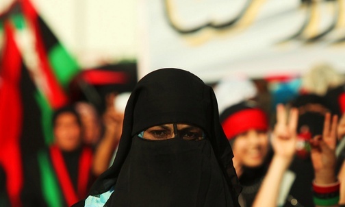 Saudyjka w nikabie zasłaniającym twarz z wyjątkiem oczu prowadziła w sobotę samochód ulicami stolicy Arabii Saudyjskiej