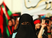 Saudyjka w nikabie zasłaniającym twarz z wyjątkiem oczu prowadziła w sobotę samochód ulicami stolicy Arabii Saudyjskiej