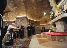  4.10.2013. Asyż. Włochy. Papież Franciszek odwiedził Asyż.  Modlił się między innymi przed grobem św. Franciszka. 