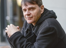 Maciej Pieprzyca, reżyser filmu, urodzony w 1964 roku w Katowicach, debiutował znakomitym filmem telewizyjnym „Inferno”, później nakręcił „Barbórkę”, a w 2008 roku „Drzazgi”. Wszystkie filmy reżysera zebrały liczne nagrody. M. Pieprzyca jest także autorem wielokrotnie nagradzanych spektakli Teatru Telewizji