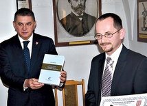 Andrzej Pietrasik, burmistrz Płońska z pierwszym laureatem nagrody, dr. hab. Pawłem Polakiem w Galerii „P”