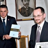 Andrzej Pietrasik, burmistrz Płońska z pierwszym laureatem nagrody, dr. hab. Pawłem Polakiem w Galerii „P”