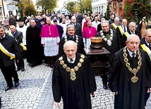 Relikwiarz niesiono centralnym deptakiem miasta