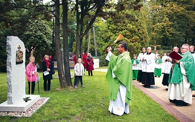  Poświęcenie nowych stacji drogi krzyżowej 