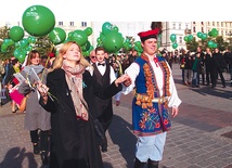 Uczestnicy marszu nieśli zielone balony, do których przymocowane były listy z marzeniami chorych osób
