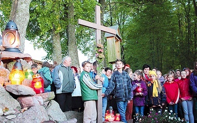  Na „Kalwarii Prymasa” zapalono znicze i odmówiono modlitwę w intencji beatyfikacji sługi Bożego kard. Stefana Wyszyńskiego