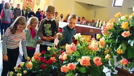  Do Karmelu w Spręcowie na dzień duchowości przyjechały całe rodziny. Dzieci bez wahania podeszły, by wziąć symboliczną różę 
