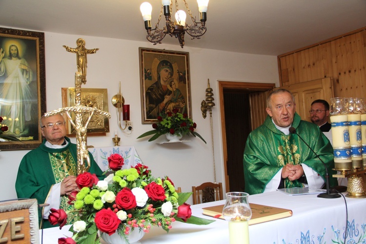 Śnietnica buduje kościół.