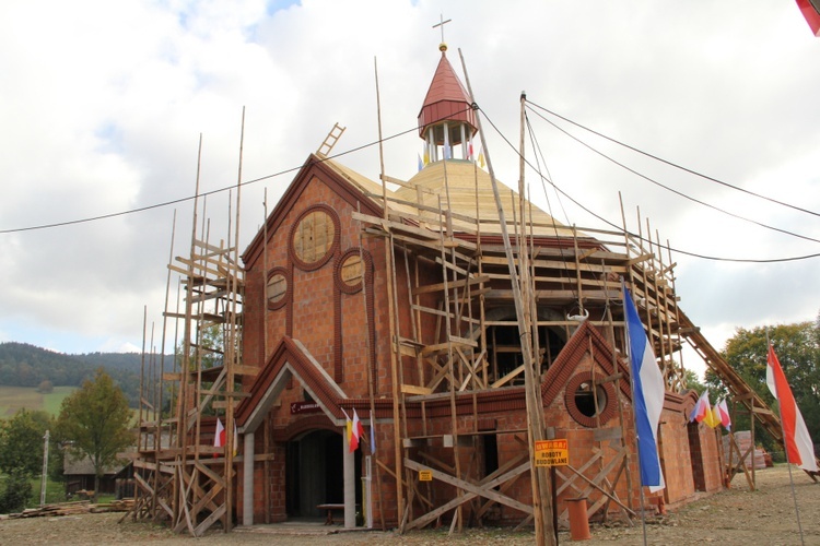 Śnietnica buduje kościół.