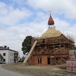 Śnietnica buduje kościół.