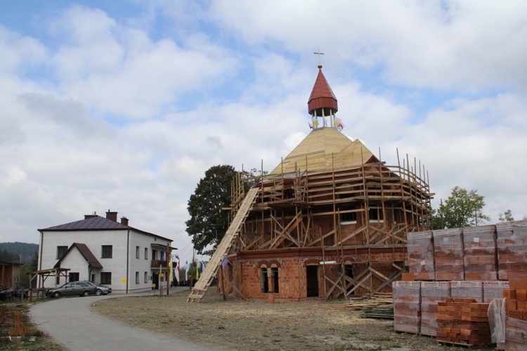 Śnietnica buduje kościół.