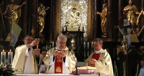 ks. prał. Janusz Budyn celebruje Mszę św. 