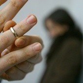 Watykan przygotowuje dokument na temat rozwiedzionych żyjących w nowych związkach