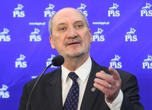 Macierewicz: Zdjęcie skrzydła jest z raportu MAK