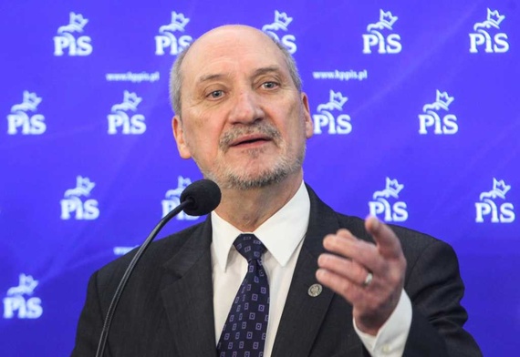 Macierewicz: Zdjęcie skrzydła jest z raportu MAK