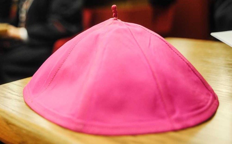 Były biskup wzywany do uznania ojcostwa