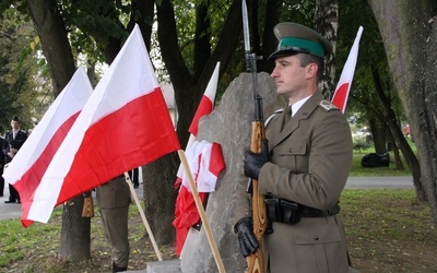 Pomnik ofiar zbrodni katyńskiej w Damienicach