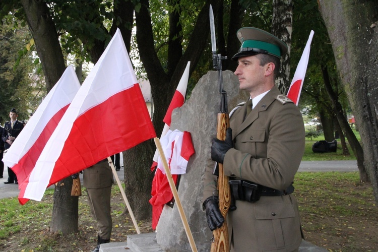 Pomnik ofiar zbrodni katyńskiej w Damienicach