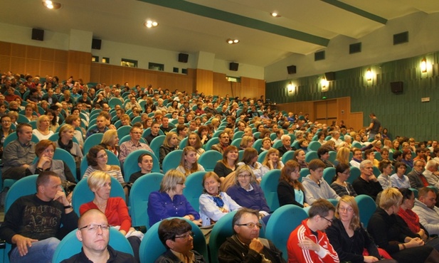 Publiczność wypełniła salę po brzegi, a już na tydzień przed koncertem trudno było kupić bilet