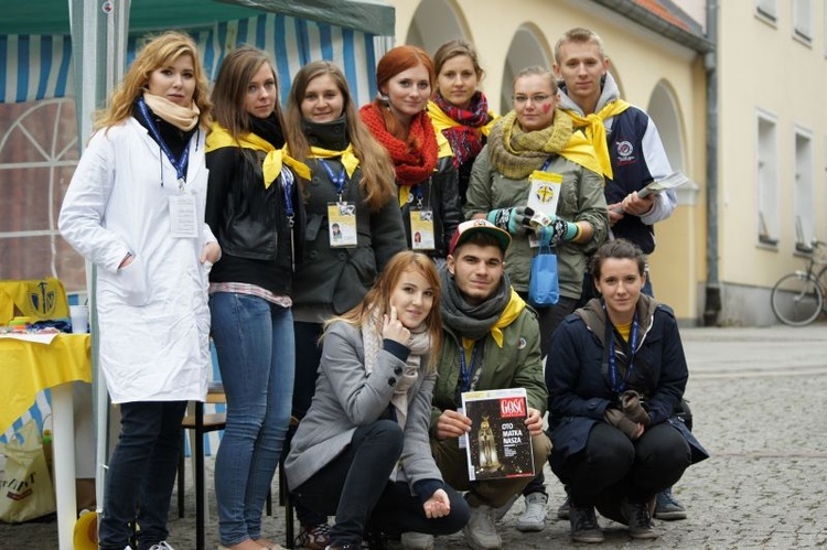 Stypendyści FDNT na olsztyńskiej starówce