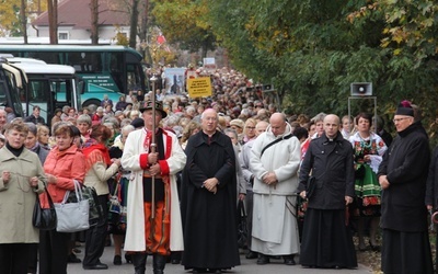 Po Mszy św. pątnicy przeszli do sanktuarium rozważając po drodze tajemnice radosne różanca