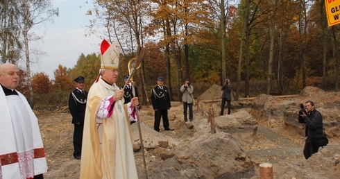 Biskup Andrzej F. Dziuba poświęcił plac pod budowę przedszkola i kościoła
