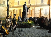 Uczestnicy papieskiej modlitwy przy pomniku bł. Jana Pawła II