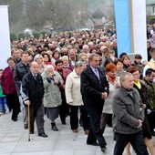 Procesyjne wprowadzenie obrazu i relikwii do nowego kościoła 